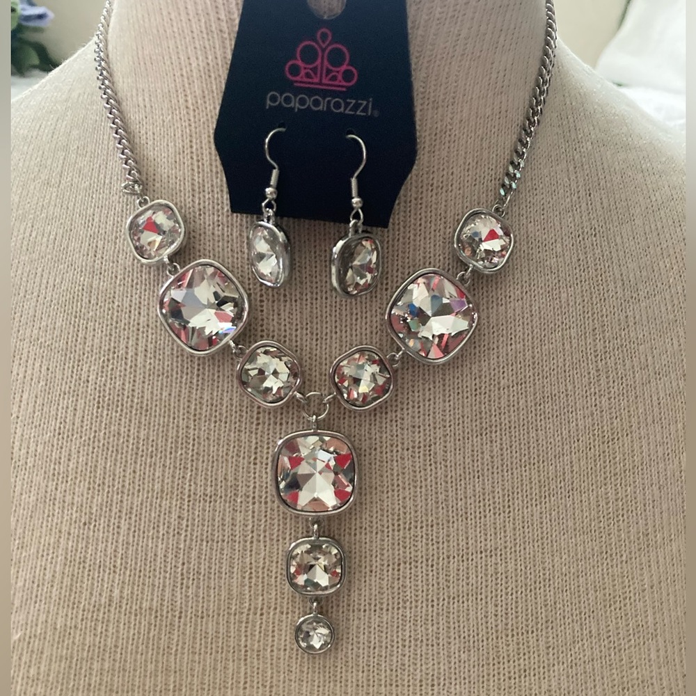NWT Paparazzi silver clear rhinestone necklace set